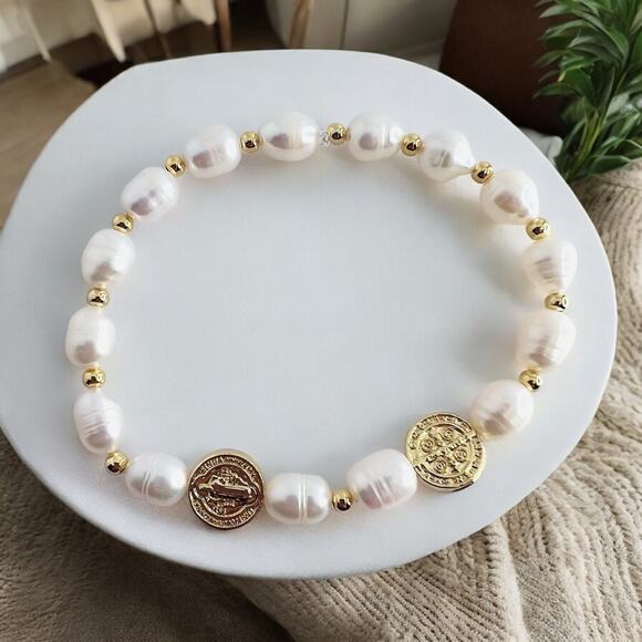 St Benito bracelet made of freshwater pearls and gold plated beads - Picture 4 of 5